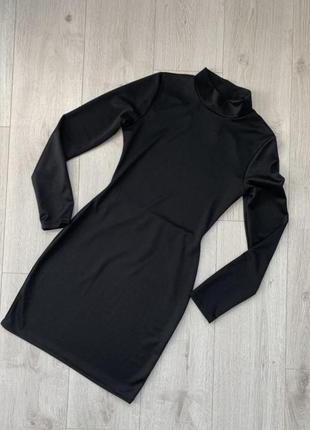 Платье prettylittlething