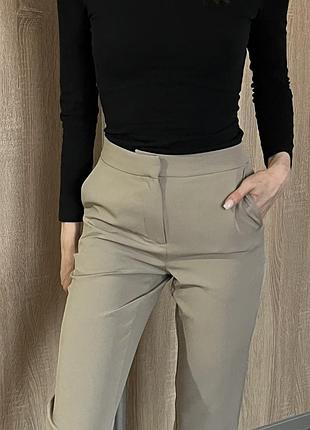 Брюки класичні холодного світлого кольору