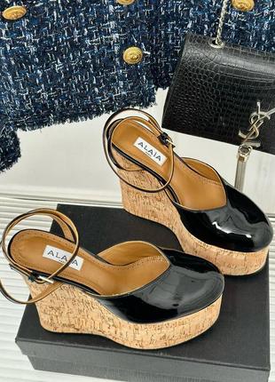Туфли в стиле alaia черные на танкетке лакированные