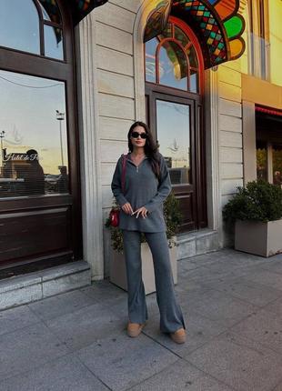 Костюм выполнен из трикотажного материала. модель кроя oversize с джемпером и широкими брюками с высокой посадкой на талии