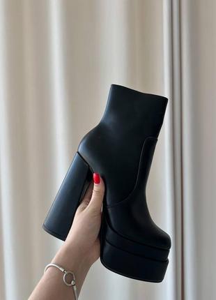 Чорні неймовірні демісезонні ботильйони на високих підборах