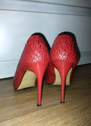 Туфли лодочки красные на шпильке под кожу змеи