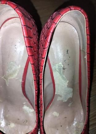 Туфли лодочки красные на шпильке под кожу змеи