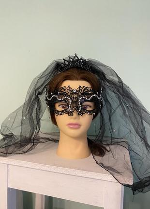 Ажурная венецианская маска из металла в стразах белого цвета