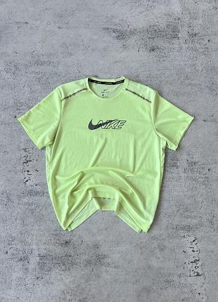 Спортивна футболка  nike