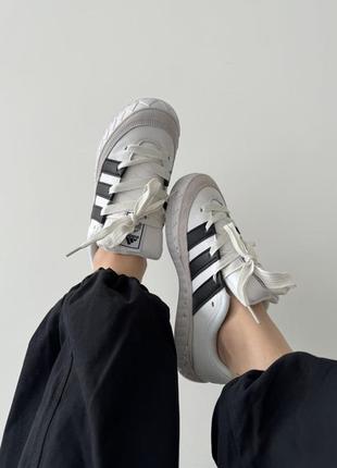 Стильні кросівки в стилі adidas adimatic white/black/grey2 фото