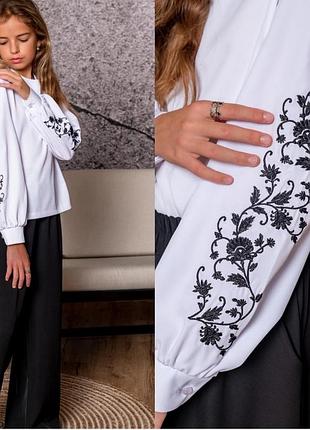 Стильная блузка с вышивкой на рукавах