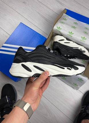 Кроссовки мужские adidas yeezy boost 700 v2 черные с белым7 фото