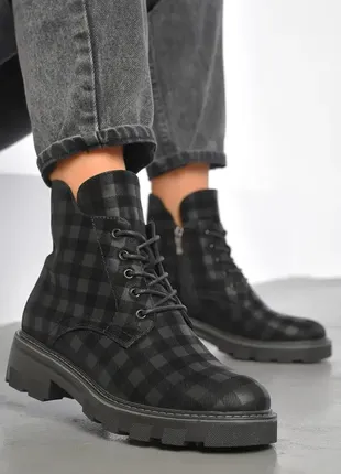 Ботинки женские демисезонные черного цвета
