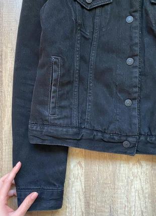 Трендовая базовая черная джинсовая куртка, джинсовка, шерпа с мехом levi's, p.xxs/xs3 фото
