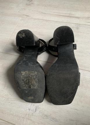 Босоножки на толстых каблуках9 фото