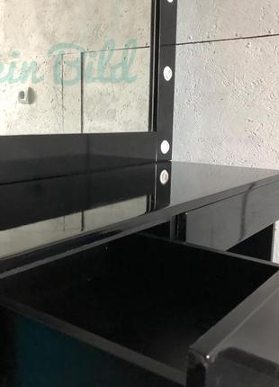 Чорний глянцевий гримерной стіл та світло