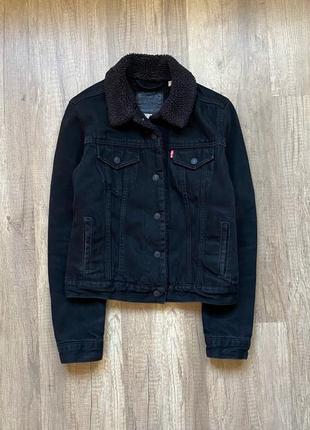 Трендовая базовая черная джинсовая куртка, джинсовка, шерпа с мехом levi's, p.xxs/xs2 фото