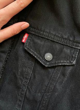 Трендовая базовая черная джинсовая куртка, джинсовка, шерпа с мехом levi's, p.xxs/xs5 фото