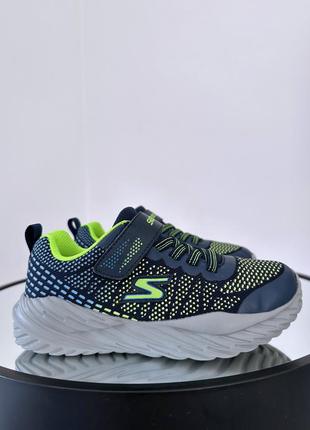Чудові повітропроникні кросівки skechers