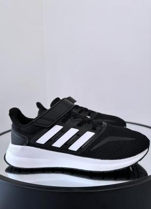 Чудові дихаючі кросівки adidas