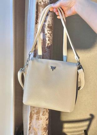 Бежевое небольшое содержимое сумочка под кожу