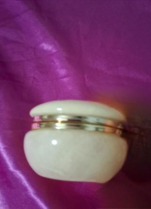 Шкатулка для рассыпчатой пудры или мелких украшений