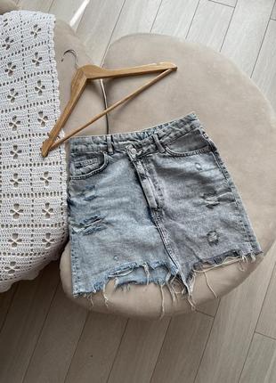 Джинсовая мини короткая юбка синий черный голубой деним bershka с необработанным низом