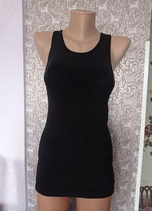 Майка-обтяжка чорного кольору.