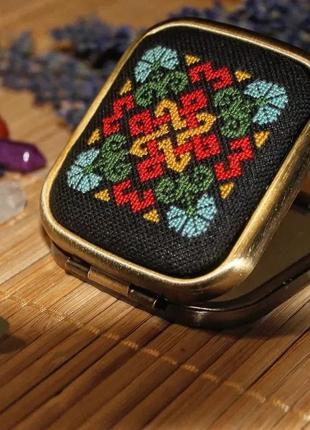 Люстерко, дзеркало з мікровишивкою ручної роботи