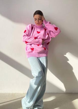 Свитер с горловиной и сердечками