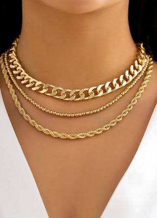 Багатошаровий ланцюжок золотистого кольору