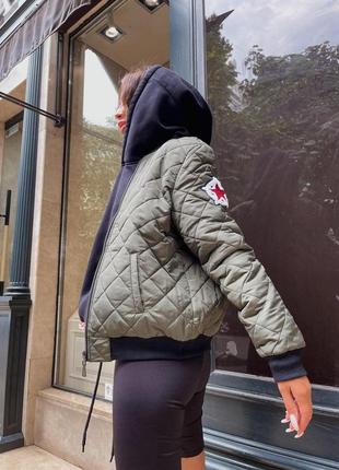 Стильний стьобаний бомбер з нашивкою