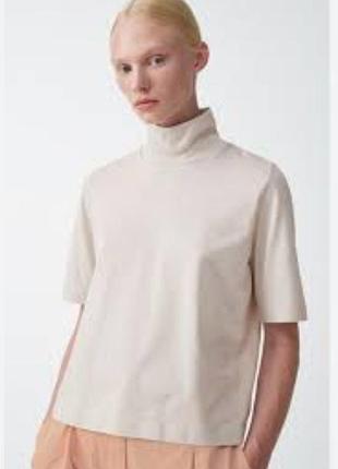 Футболка cos с высокой горловиной