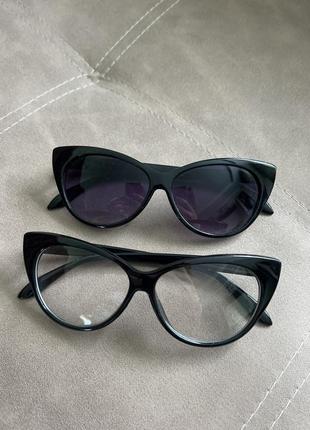 Окуляри кішка