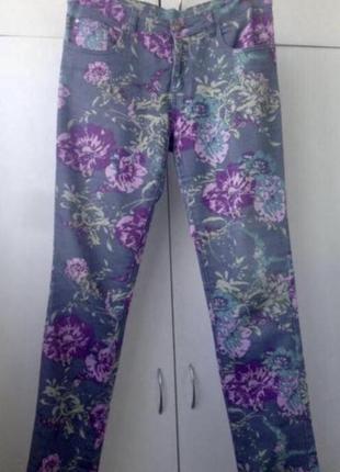 Легкие джинсы в цветочный принт1 фото