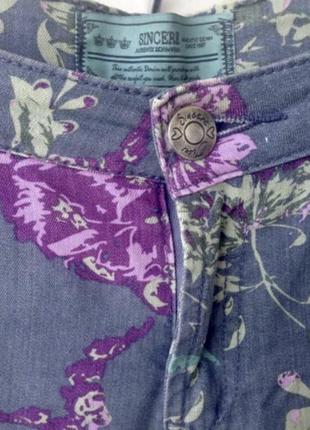 Легкие джинсы в цветочный принт4 фото