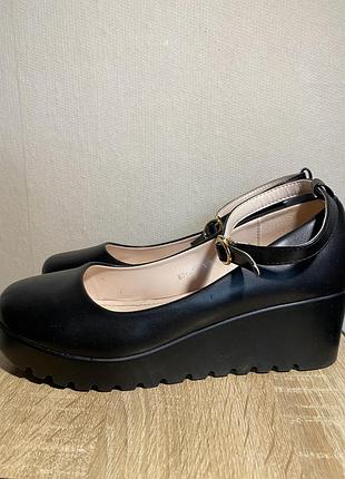 Чорні туфлі-балетки на платформі