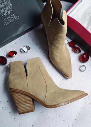 Vince camuto оригінал бежеві замшеві ботильони черевики козаки на підборах