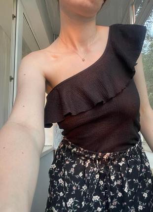 Топ на одне плече без рукавів з рюшами чорний