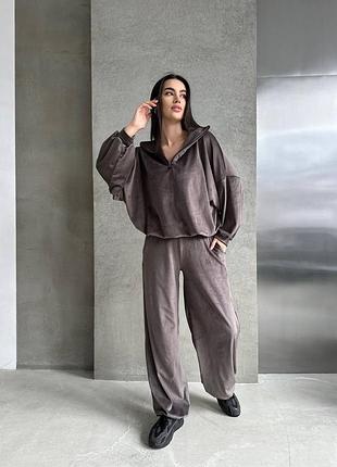 Костюм из мягкого плюшевого материала хорошо садится по фигуре