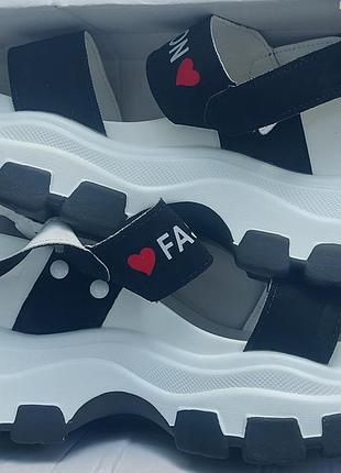 Босоніжки на платформі