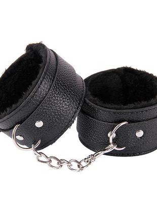 Кожаные наручники с мехом - черный – садо-мазо