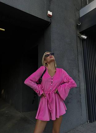 Велюровий комбенізон з короткими шортами та довгими рукавам з зав’язками з оборками з гудзиками вільний стильний однотонний рожевий