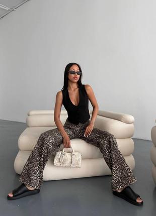 Жіночі широкі леопардові джинси на високій посадці з кишенями стильні трендові цупкі штани6 фото