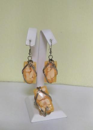 Комплект каблучка та сережки з помаранчевими вставками.