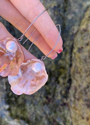 Серьги асимметричные с ракушками и жемчугом ′розовая устрица′