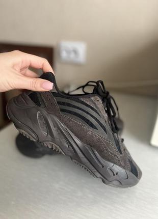 Кроссовки adidas yeezy boost 700 v2 black x kanye west, кроссовки адидас изи буст 7004 фото