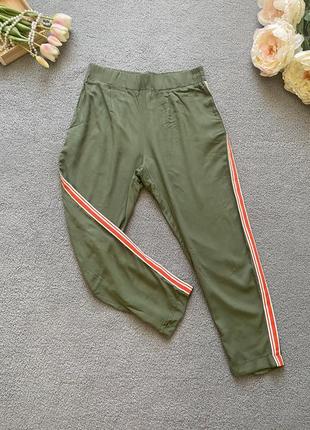 Легенькі натуральні віскозні брючки на резинці кольору хакі з лампасами