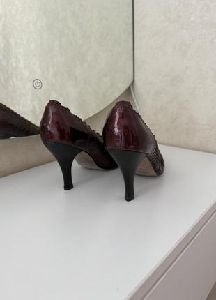 Кожаные лаковые женские туфли с острым  носком7 фото