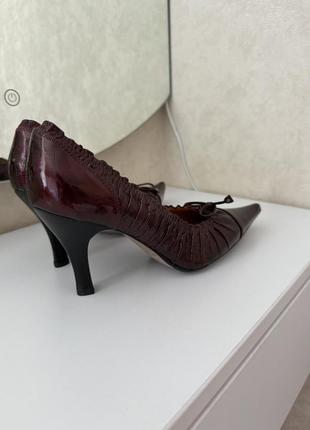 Кожаные лаковые женские туфли с острым  носком3 фото
