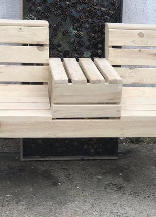Деревянная скамейка со столиком по середине для сада, кафе, парков