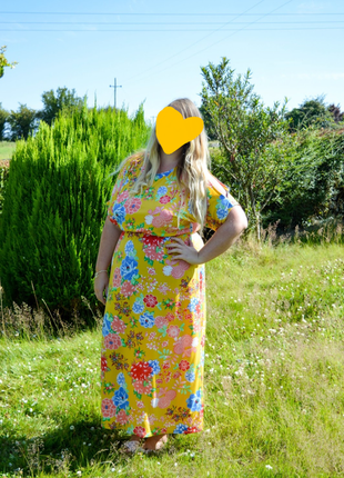 Еластична жовта сукня у квіти