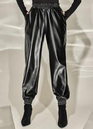 Кожаные эко кожа брюки карго джоггеры высокая посадка широкие прямые облегающие по фигуре манжеты зауженные прямые высокая посадка3 фото