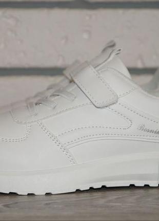 Стильні білі демісезонні кросівки2 фото